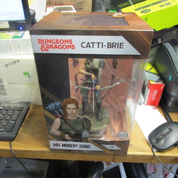 Dungeons & Dragons Modern Icons Catti-Brie Exclusive 9" Statue Figure - Picture 1 of 2